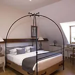 Et Le Lion D'or Pont-Évêque