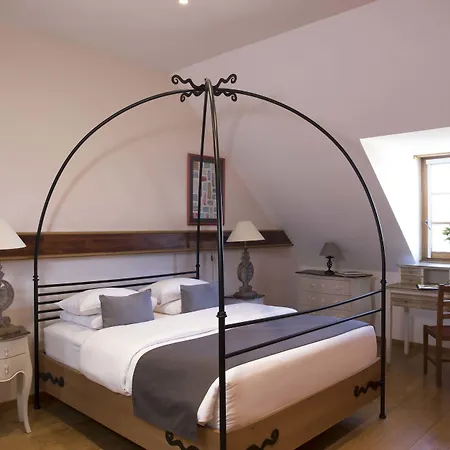 Et Le Lion D'or Pont-Évêque