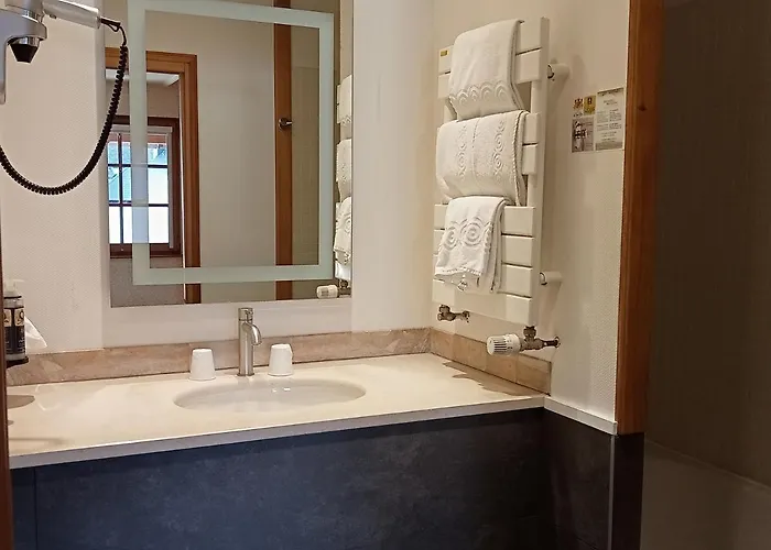 Et Le Lion D'or Pont-Évêque