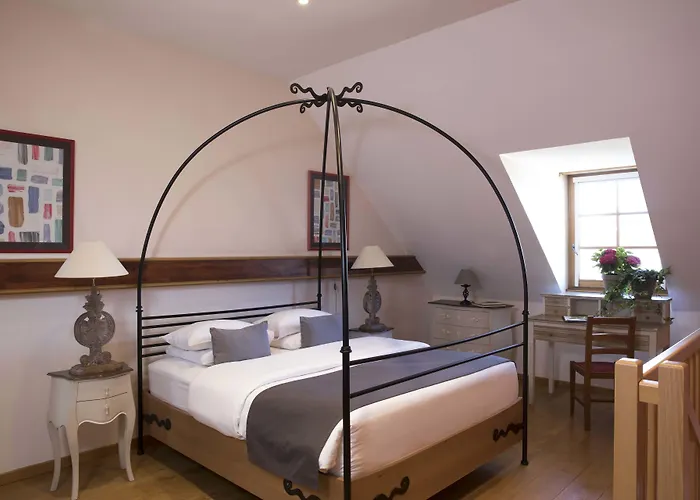 Et Le Lion D'or Pont-Évêque